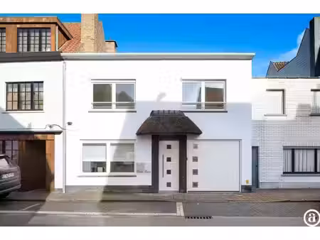 charmante woning te koop centraal gelegen in oud-knokke vlakbij het centrum.