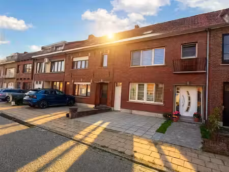 huis met 5 slpks  2 badk  dubbele oprit en tuin op 250 m²