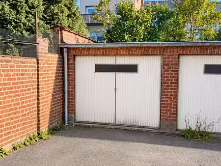 garagebox met manuele poort  gelegen achteraan en op korte afstand van het station. de gar