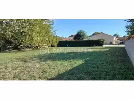 terrain de 895 m² à la couronne