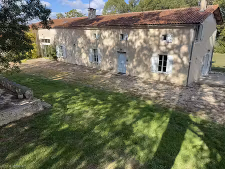 belle maison en pierre avec 4 chambres et beau parc arboré