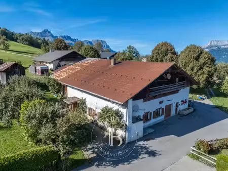 maison demi-quartier - 527m²