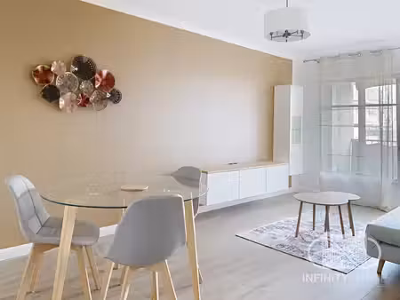 beau 2 pièces meublé avec terrasse et stationnement