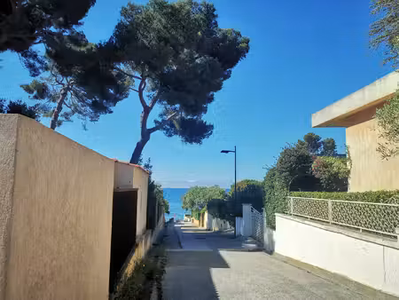 studio avec terrasse carqueiranne