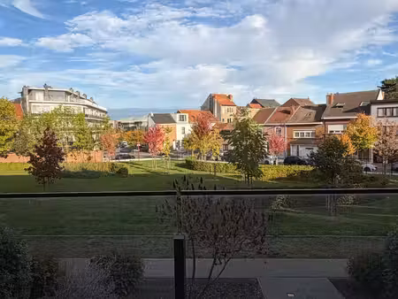 ruim en lichtrijk 2-slaapkamerappartement met terras  extra brede staanplaats en berging!