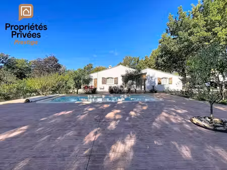 villa 138 m²  terrain plat 2 500 m²  piscine et garage - nans-les-pins