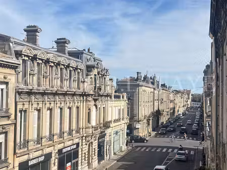 dans immeuble securise - balcon - place de parking