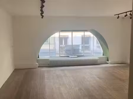 location local professionnel 174m²