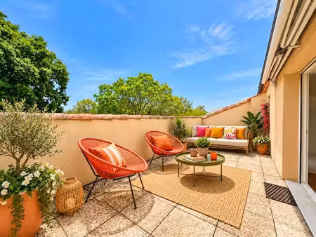 appartement traversant avec terrasse tropézienne de 23 m² sans vis-à-vis