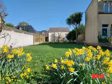 a vendre jolie maisonnette sur un beau terrain centre paramé à st malo