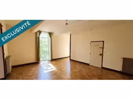 immeuble avec 3 appartements  dépendance et terrain