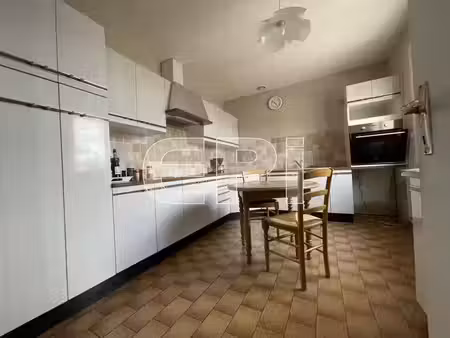 maison d’habitation élevée sur sous-sol