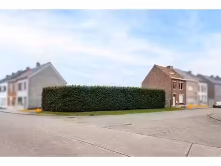 maison partiellement à rénover & 2 parcelles de terrain!