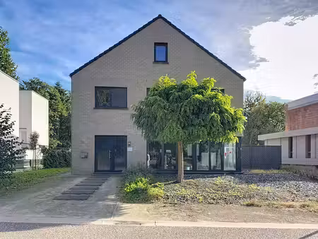 commercieel te koop in heusden-zolder met 2 slaapkamers