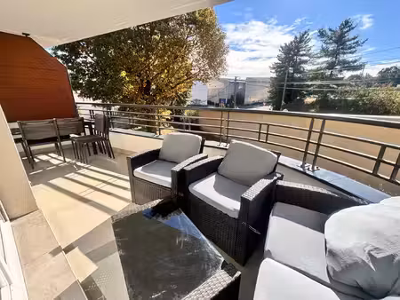 superbe t2 meublé avec terrasse  piscine et garage à louer à