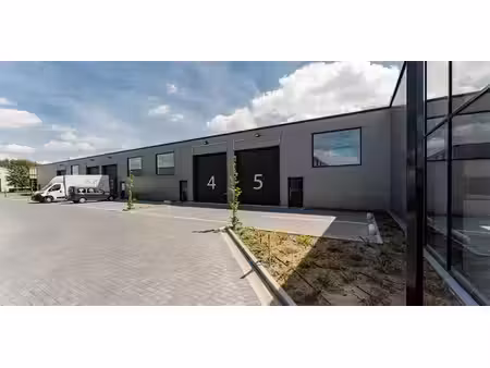 bâtiment d’entreprise à louer à overpelt pour € 1.395