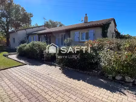 maison traditionnelle avec double garage et piscine