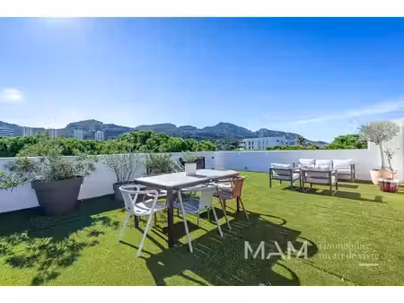 t3 78 m2 avec toit-terrasse 72 m2 et vue collines