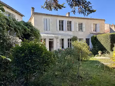 maison de caractère avec dépendances et jardin