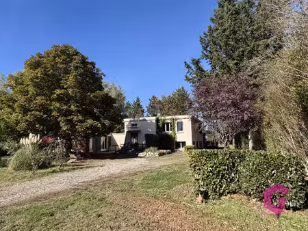 villa d'architecte des années 50 avec parc d'environ 4400m2.