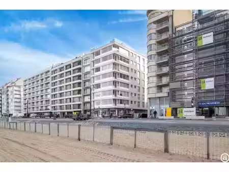 magasin situé à l'angle de la zeedijk et de la strandstraat