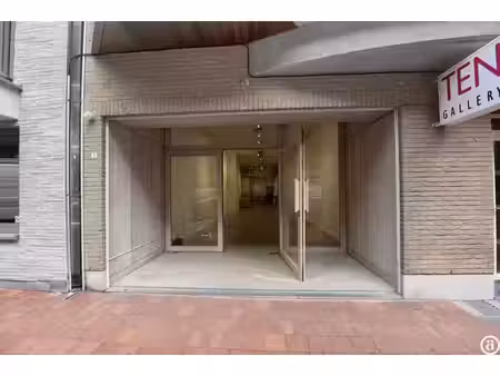 très beau bien commercial avec de hauts murs  situé au coeur