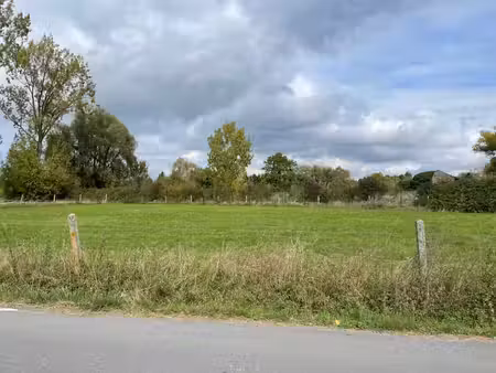 belle parcelle de terrain à l'entrée du village