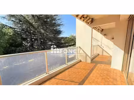 antibes  basses bréguières : t3 lumineux de 73 m² au dernier étage  avec terrasse exposée 