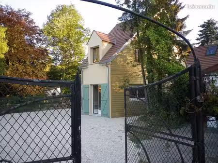 maison mitoyenne dans la verdure à bois-le-roi de 60 m2 environ avec un jardin de 400 m2 p