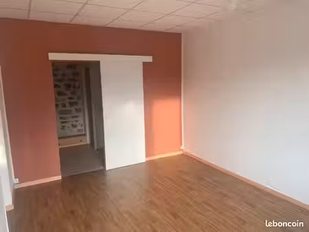 à louer – f2 de 63 m² rénové à neuf – lumineux – parking
