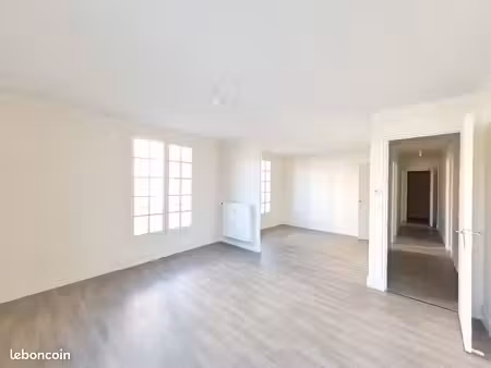 grand t4 de 92 m² - plein cœur des halles