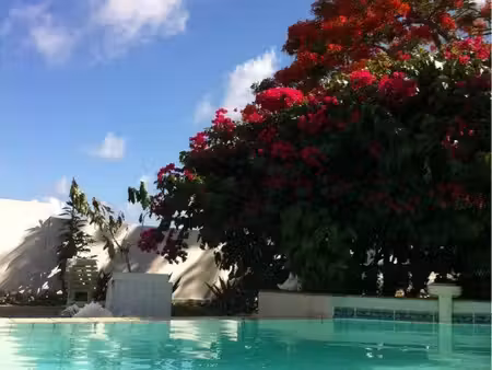 dans résidence. vue magnifique sur mer et piscine  au-dessus de la plage des raisns clairs
