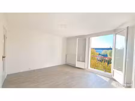 t2 de 46 m² salon avec balcon et arrière-cuisine