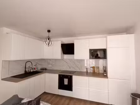 t2 meublé de 42 m² – balcon vue forêt  climatisation et parking