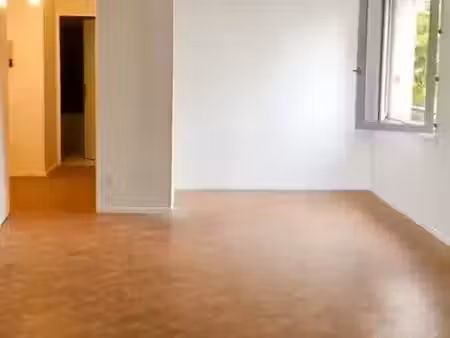 a la location t2 non meublé avec parking quartier cote pavé