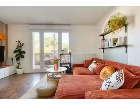 t2 rénové avec balcon et parking