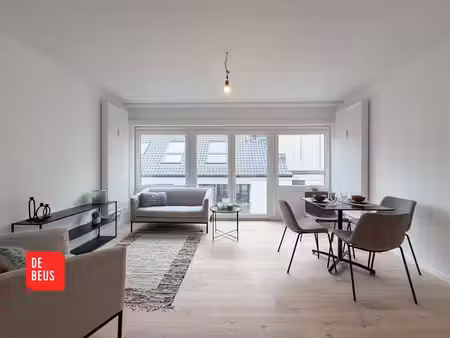 studio lumineux et rénové  idéalement situé sur la place ...