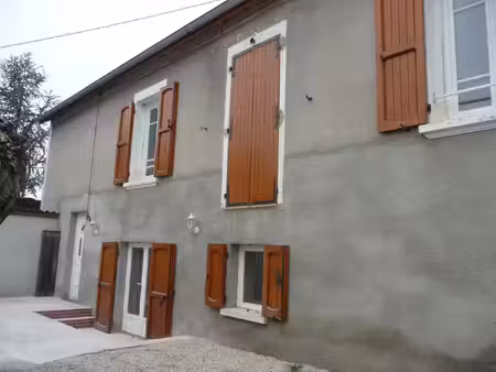 balbigny centre ville proche de tout à pied maison avec gara