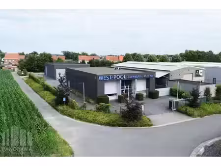 bedrijfsgebouw bestaande uit magazijn met kantoren en sho...