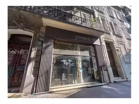 commerce avec superbe hauteur sous plafond
