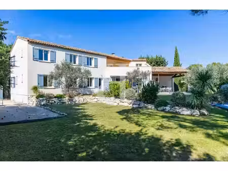 superbe villa avec piscine à proximité du centre ville de nove