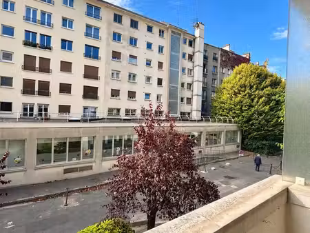 studio meublé de 32 m² avec balcon de 10 m² – neuilly-sur-seine – 1 500 cc