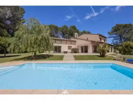 villa de luxe à louer dans le quartier les colles-camp lauvas-font de l'orme