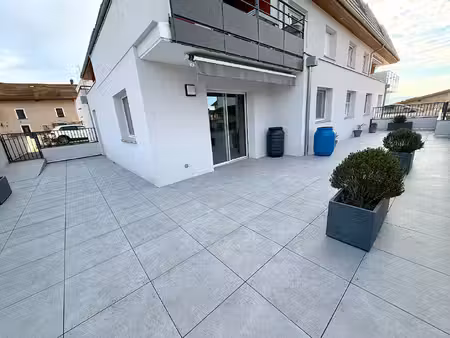 a louer challonges appartement 4 pièce(s) 89.12 m2 avec belle terrasse  garages et parking
