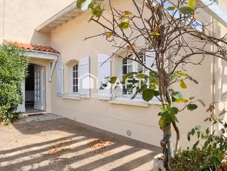 propriété de caractère de 250 m² avec piscine  tennis et parc de 7 720 m²