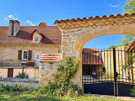 charmante maison en pierres de 198 m2 5 chambres  piscine et grand jardin