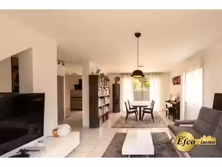 belle maison à la frontière