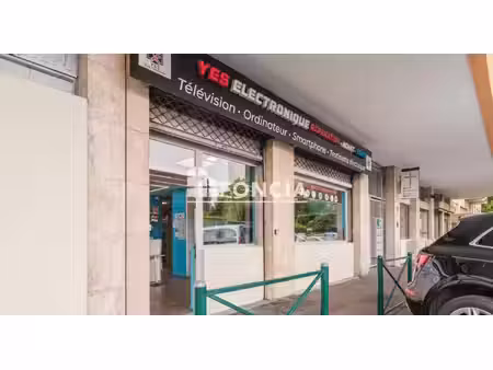 local commercial de 80 m² avec vitrine - résidence pierrefontaine