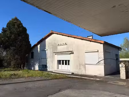 maison d'environ 200 m² avec un magnifique étang de 2 138 m²