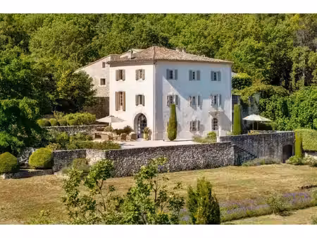 élégante bastide provençal avec vues panoramiques.